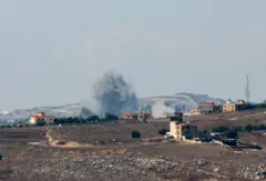 Fumaça se ergue sobre Nabatieh, enquanto continuam as hostilidades transfronteiriças entre o Hezbollah e as forças israelenses, vista a partirMarjayoun, próxima à fronteira com Israel