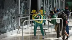 Manifestantes em Brasília durante os atos de 8 de janeiro de 2023.