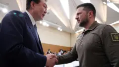 악수하는 윤석열 대통령과 볼로디미르 젤렌스키 대통령