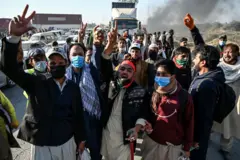 पूर्व पाकिस्तान प्रधानमंत्री ख़ान के समर्थक