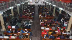 Aworan awọn eeyan to jokoo ninu ile ijọsin