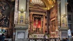 Crucifixo no Altar da Igreja São Marcelo na Via del Corso, centro de Roma