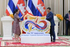น.ส.แพทองธาร ชินวัตร นายกฯ และสมเด็จมหาบวรธิบดี ฮุน มาเนต นายกรัฐมนตรีแห่งราชอาณาจักรกัมพูชา ร่วมเป็นสักขีพยานการลงนามความตกลง 7 ฉบับ ในวาระ 75 ปีความสัมพันธ์ไทย - กัมพูชา เมื่อ 23 เม.ย. 2568 