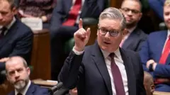Премьер-министр Кир Стармер жестикулирует во время выступления в парламенте