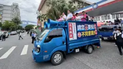 國民黨傅崐萁團隊在花蓮搭乘小卡車謝票（BBC中文圖片26/7/2025）