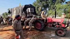 రైతుల శిబిరాలను తరలిస్తున్న పంజాబ్ పోలీసులు