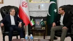 عباس عراقچی، وزیر خارجه ایران، در سفرش به اسلام‌آباد با فیلد مارشال عاصم منیر، فرمانده ارتش پاکستان، دیدار کرد