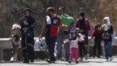 عائلة من أطفال ونساء ورجال تنزح من مناطق القصف في لبنان