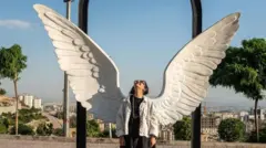 یک زن بی حجاب در ایران