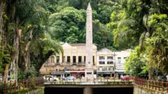 Casarões históricos e obelisco em Petrópolis (RJ).