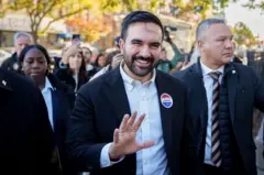 زهران ممدانی درجریان کارزار انتخاباتی در میان هوادارانش