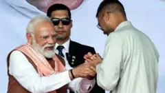 शपथ के बाद मंच पर पीएम मोदी के साथ दीपक प्रकाश