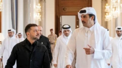 क़तर के एक नेता के साथ ज़ेलेंस्की