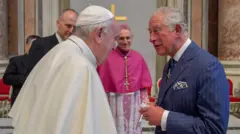 Papa Francisco com o rei Charles 3°
