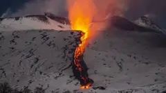 lava tece kroz sneg, erupcija vulkana etna