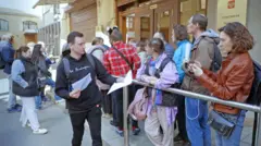 أشخاص يقفون في طابور