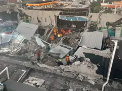 Socorristas atuam nos escombros