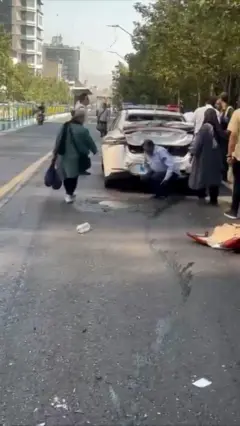 اتوبوس بدون راننده بعد از حرکت ناگهانی در خیابان ولیعصر تهران به چند موتور و خودرو برخورد کرد