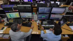 Operadores trabalham na corretora Necton em São Paulo, em março de 2020.