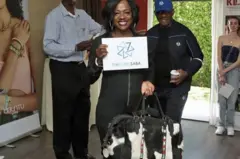 Picha hii ya Viola Davis akiwa na mkoba wa ngozi ya ng'ombe kwenye chumba cha zawadi za kabla ya Oscars ilisaidia mauzo