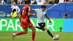 El centrocampista uruguayo Federico Valverde con la camiseta azul celeste y el número 8 en el pecho golpea el balón durante el partido contra Cabo Verde