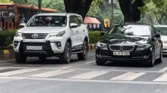 டெல்லி பழைய கார்களுக்கு தடை, தமிழ்நாட்டில் அதிகரிக்கும் கார் விற்பனை 