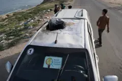 أشخاص يتجمعون حول سيارة يستخدمها المطبخ المركزي العالمي ، والتي تعرضت لقصف إسرائيلي في دير البلح بوسط قطاع غزة.