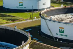Área aberta com tanques da Petrobras