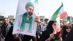 Demonstracije u Iranu, žene nose iranske zastave i slike ajatolaha hamneija