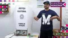 Pablo Marçal ao lado da urnaqual site de aposta paga maisvotação neste domingo. 