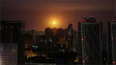  ኣብ እዋን መጥቃዕቲ ሰብ ኣልቦ ነፋሪትን ሚሳይልን ኣብ ልዕሊ ኪየቭ ኣብ ሰማይ ዝተፈጸመ ፍንጀራ