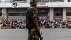 कैदीलाई जेलमा फर्काउन खटिएका एक सैनिक