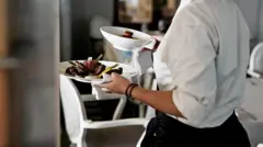 ምግብ የያዘች አስተናጋጅ 