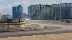 Umuhanda wo mu murwa mukuru Havana wa Cuba utarimo imodoka cyangwa abantu hirya hari amazu maremare