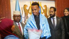 "Prometo que arbitraré en la próxima Copa Mundial": el referí somalí al que se le negó la entrada a EE.UU. es recibido como un héroe en su país