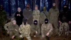 Azarnykh y Habib posan junto a soldados del ejército ruso.