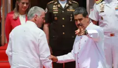 Tổng thống Venezuela Nicolás Maduro (phải) chào đón Tổng thống Cuba Miguel Díaz-Canel trong lễ khai mạc Hội nghị Thượng đỉnh lần thứ 23 của Liên minh Bolivar vì các dân tộc châu Mỹ tại Phủ Tổng thống Miraflores ở Caracas, Venezuela vào ngày 24/4/2024