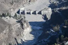 Una presa destruida y cubierta de lodo tras la inundación causada al derretirse un glaciar.