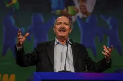 Aldo Rebelo gesticulando enquanto discursa