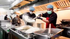 Relawan atau pekerja di dapur makan bergizi gratis di Lapas Sukamiskin sedang memasak untuk disajikan kepada penerima manfaat di sejumlah sekolah di Kota Bandung, Jawa Barat.