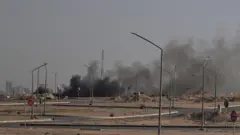 2 Mart 2026'da Kuveyt şehrinde ABD Büyükelçiliğinin bulunduğu bölgede İran'ın saldırısı sonucu duman yükseliyor. 