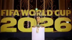 Uma imagem do troféu da Copa do Mundo da FIFA diante das palavras “Fifa World Cup 2026”.