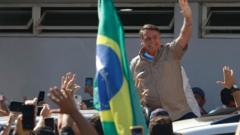 Bolsonaro sorrindo acena para apoiadores diante de bandeira do Brasil