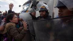 Policiais impedindo a entradapixbet aviatorimigrantes