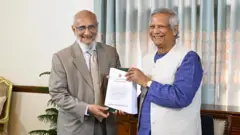 জনপ্রশাসন সংস্কার কমিশনের প্রধান আব্দুল মুয়ীদ চৌধুরী অন্তর্বর্তী সরকারের প্রধান উপদেষ্টা মুহাম্মদ ইউনূসের কাছে প্রতিবেদন হস্তান্তর করেন