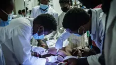በትግራይ ጉዳት የደረሰበትን ግለሰብ እያከሙ ያሉ የሕክምና ባለሙያዎች