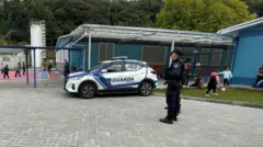 Viatura da Guarda Escola em Caxias do Sul, em frente a Escola Municipal João de Zorzi