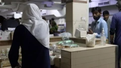 पाकिस्तान के अस्पताल में महिला स्टाफ के साथ बहस करता एक मरीज़