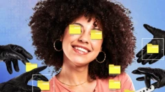 Grafika kompozytowa. W centrum zdjęcie uśmiechniętej kobiety o ciemnych, kręconych włosach, w różowej koszulce. Na zdjęcie nałożono ikony folderów, po które sięgają dłonie w czarnych skórzanych rękawiczkach. Dwie z ikon zakrywają oczy kobiety.