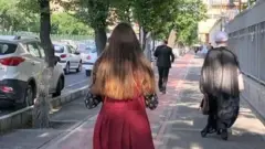 یک زن با جحاب اختیاری در خیابان